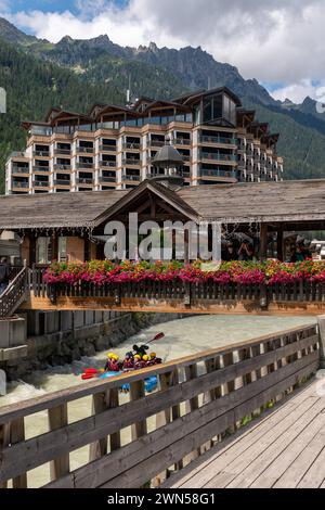 Rafting sur la rivière Arve à travers le centre de la ville alpine avec la chaîne des aiguilles rouges en arrière-plan en été, Chamonix, France Banque D'Images