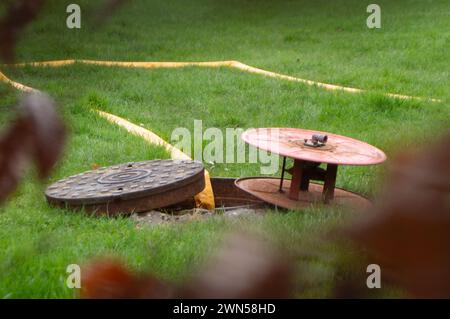 Crowmarsh Gifford, Oxfordshire, Royaume-Uni. 28 février 2024. L'eau est pompée dans le parc de caravanes à Crowmarsh Gifford à la suite de fortes pluies récentes. Crédit : Maureen McLean/Alamy Banque D'Images