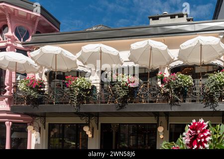 Terrasse de la Rose du Pont, un restaurant de luxe avec une façade rose peinte, récemment rénové dans le centre de la ville alpine, Chamonix, France Banque D'Images