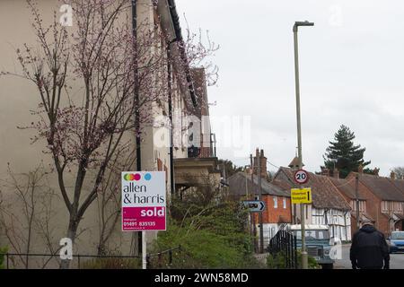 Crowmarsh Gifford, Oxfordshire, Royaume-Uni. 28 février 2024. Un agent immobilier a vendu une enseigne à l'extérieur d'une propriété à Crowmarsh Gifford, Oxfordshire. Les dernières données montrent que le marché du logement montre des signes de reprise alors que le nombre de nouvelles hypothèques approuvées a augmenté. Les données de la Banque d'Angleterre montrent que les approbations pour les achats de maisons ont augmenté à 55 200 en janvier, contre 51 500 en décembre. Cela étant dit, beaucoup de gens sont encore nerveux quant à la possibilité de nouvelles augmentations des taux hypothécaires. Crédit : Maureen McLean/Alamy Banque D'Images