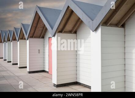 Une image montrant une rangée de cabanes de plage branchées, prise à Weymouth, Angleterre, Royaume-Uni. Banque D'Images