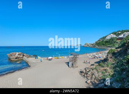 Plage à es Figueral, Ibiza, Baléares, Espagne Banque D'Images