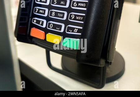 Terminal de paiement fixé à un comptoir. Clavier numérique de mise au point Banque D'Images