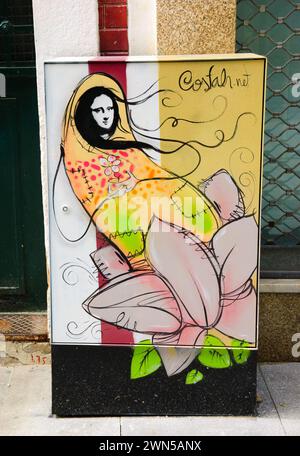 Porto, Portugal - 26 avril 2015 : rue couverte Mona Lisa en fleur rose sur boîtier de commande électrique. Graffiti de l'artiste Costah Banque D'Images