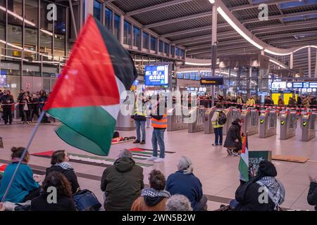 Utrecht, pays-Bas. 29 février 2024. Les partisans de la Palestine tiennent des sit-in pacifiques à travers les gares des pays-Bas. Une grande congrégation appelle publiquement à un cessez-le-feu à Gaza et au gouvernement néerlandais à revoir ses relations avec Isreal Banque D'Images