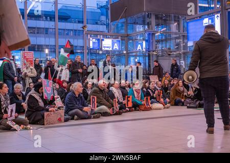 Utrecht, pays-Bas. 29 février 2024. Les partisans de la Palestine tiennent des sit-in pacifiques à travers les gares des pays-Bas. Une grande congrégation appelle publiquement à un cessez-le-feu à Gaza et au gouvernement néerlandais à revoir ses relations avec Isreal Banque D'Images