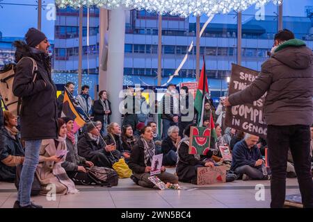 Utrecht, pays-Bas. 29 février 2024. Les partisans de la Palestine tiennent des sit-in pacifiques à travers les gares des pays-Bas. Une grande congrégation appelle publiquement à un cessez-le-feu à Gaza et au gouvernement néerlandais à revoir ses relations avec Isreal Banque D'Images