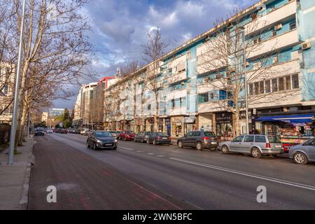Podgorica, Monténégro - 12 février 2024 : architecture générique et vue sur la rue à Podgorica, la capitale du Monténégro. Banque D'Images