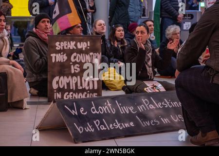 Utrecht, pays-Bas. 29 février 2024. Les partisans de la Palestine tiennent des sit-in pacifiques à travers les gares des pays-Bas. Une grande congrégation appelle publiquement à un cessez-le-feu à Gaza et au gouvernement néerlandais à revoir ses relations avec Isreal Banque D'Images