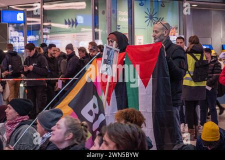 Utrecht, pays-Bas. 29 février 2024. Les partisans de la Palestine tiennent des sit-in pacifiques à travers les gares des pays-Bas. Une grande congrégation appelle publiquement à un cessez-le-feu à Gaza et au gouvernement néerlandais à revoir ses relations avec Isreal Banque D'Images