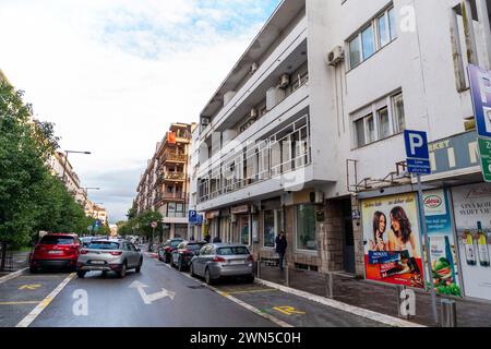 Podgorica, Monténégro - 12 février 2024 : architecture générique et vue sur la rue à Podgorica, la capitale du Monténégro. Banque D'Images