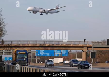 29.02.2024 Frankfurt Flughafen Impressionen am letzten Tag im warmen frühlingshaften milden Februar im Schaltjahr 2024 BEI 11 Grad plus hier Flugzeug der Japan Airlines im Landeanflug am Streiktag 2 für Auszubildende der Lufthansa Technik und Lufthansa Aviation Training und Lufthansa formation technique über der Autobahn A5 Frankfurt main Hessen Deutschland *** 29 02 2024 Frankfurt Airport impressions sur le dernier jour dans le chaud printemps-comme doux février dans l'année bissextile 2024 à 11 degrés plus ici Japan Airlines avion en approche d'atterrissage le jour de grève 2 pour les stagiaires de Lufthansa Technik an Banque D'Images