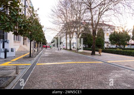 Podgorica, Monténégro - 12 février 2024 : architecture générique et vue sur la rue à Podgorica, la capitale du Monténégro. Banque D'Images