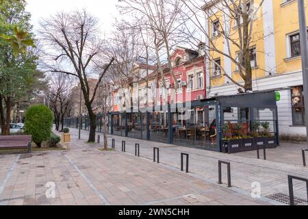 Podgorica, Monténégro - 12 février 2024 : architecture générique et vue sur la rue à Podgorica, la capitale du Monténégro. Banque D'Images