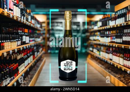 Photo composite de la lumière de balayage bleu clair scanne qr-code sur la bouteille de champagne sur fond de magasin d'alcool. Norme E-label pour l'étiquetage des bouteilles de vin Banque D'Images