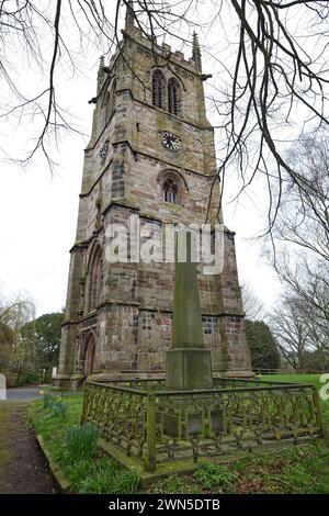 La Tour penchée du Sud Cheshire à St Chad, église de style gothique à Wybunbury - un bâtiment classé Grade II et site du patrimoine national. Banque D'Images