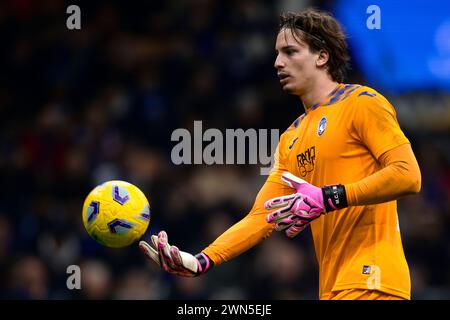 Milan, Italie. 28 février 2024. Marco Carnesecchi d'Atalanta BC tient le ballon pendant le match de football de Serie A entre le FC Internazionale et Atalanta BC. Crédit : Nicolò Campo/Alamy Live News Banque D'Images