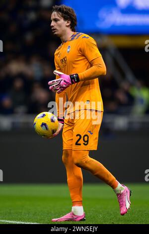 Milan, Italie. 28 février 2024. Marco Carnesecchi d'Atalanta BC tient le ballon pendant le match de football de Serie A entre le FC Internazionale et Atalanta BC. Crédit : Nicolò Campo/Alamy Live News Banque D'Images