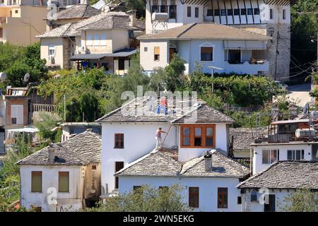 16 septembre 2023 - Gjirokastra en Albanie : réparation et reconstruction d'un toit en pierre Banque D'Images