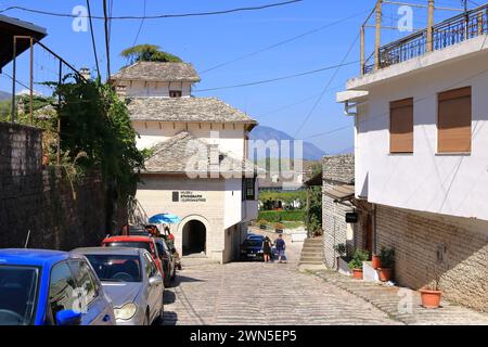 16 septembre 2023 - Gjirokastra en Albanie : les gens apprécient le centre-ville de la ville Banque D'Images