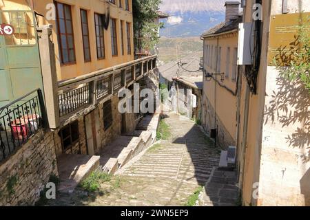 16 septembre 2023 - Gjirokastra en Albanie : les gens apprécient le centre-ville de la ville Banque D'Images