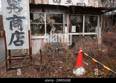 Namie, Fukushima, Japon. 27 février 2024. Une maison abandonnée est vue dans la ville de Namie, préfecture de Fukushima. La centrale nucléaire de Fukushima Daiichi a connu une catastrophe nucléaire, provoquant l'évacuation de milliers de résidents après le tremblement de terre de l'est du Japon et le tsunami qui a suivi ont dévasté les préfectures de Miyagi, d'Iwate et de Fukushima. Dix ans après la levée de l'ordre d'évacuation du district de Miyakoji dans la ville de Tamura, la première zone à avoir levé les restrictions dans un rayon de 20 kilomètres de la centrale nucléaire de TEPCO à Fukushima marque une étape importante Banque D'Images