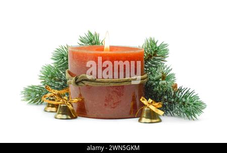 Branche de sapin avec guirlande de Noël et bougie .branche de sapin avec guirlande de Noël et bougie. Fond festif de Noël et du nouvel an. Isolé sur whit Banque D'Images