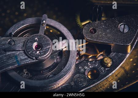 Vue macro des engrenages dans un vieux mécanisme d'horloge murale Banque D'Images