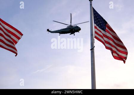 Marine One L'hélicoptère transportant le président des États-Unis survolant National Mall avec des drapeaux américains en premier plan.Washington DC.USA Banque D'Images