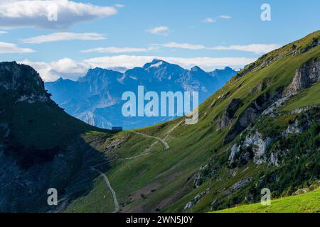 Vue panoramique depuis Fronalpstock des montagnes suisses sur le lac de Lucerne. Banque D'Images