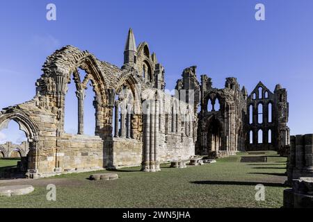 whitby abbaye nord yorkshire regardant vers l'est dans la ruine de la nef du sud-ouest ensoleillé ciel bleu jour Banque D'Images