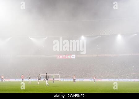 Rotterdam, pays-Bas. 29 février 2024. Rotterdam - Smoke lors du match opposant Feyenoord contre FC Groningen au Stadion Feijenoord de Kuip le 29 février 2024 à Rotterdam, pays-Bas. Crédit : Box to Box Pictures/Alamy Live News Banque D'Images