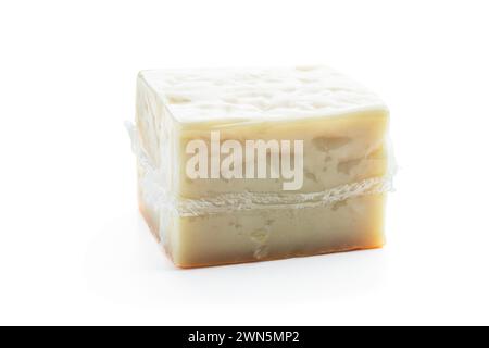 Fromage dans un emballage en plastique sous vide isolé sur fond blanc Banque D'Images