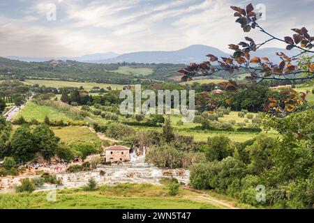 Vue panoramique sur la ville thermale de Saturnia avec source chaude et cascade à Cascate del Mulino (cascades de moulin) dans la province de Grosseto, Toscane Italie E. Banque D'Images