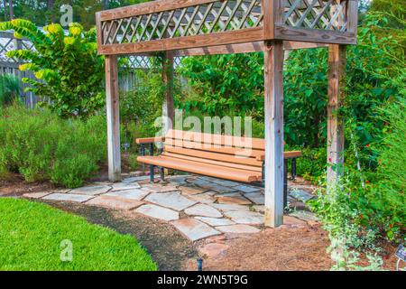 Scène de jardin avec banc dans Mercer Arboretum et jardin botanique à Spring, Texas. Banque D'Images