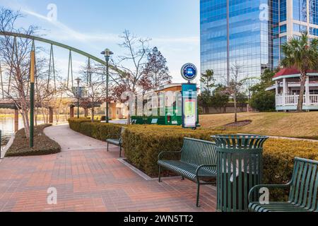 Pont sur la voie navigable Woodlands avec passerelle et bâtiment Anadarko. Banque D'Images