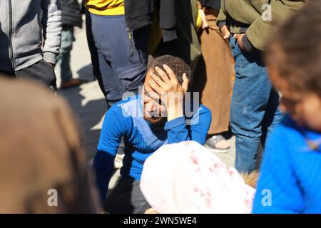 Gaza. 29 février 2024. Un homme pleure à l’hôpital Al-Shifa dans la ville de Gaza, le 29 février 2024. Les forces israéliennes ont ouvert le feu jeudi sur une foule de Palestiniens qui attendaient de l'aide sur une route côtière à l'ouest de la ville de Gaza, tuant 104 personnes et en blessant plus de 760, ont déclaré des responsables palestiniens. Crédit : Malik Atallah/Xinhua/Alamy Live News Banque D'Images