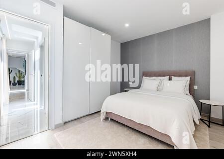 une image de l'une des nombreuses chambres d'hôtes de luxe dans la villa de vacances méditerranéenne Banque D'Images