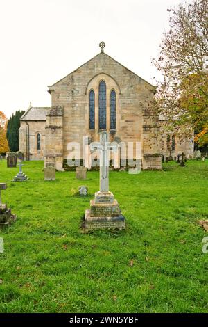 Vue de la fin de la chapelle de l'église anglo-saxonne avec les vitraux. Banque D'Images