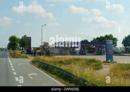 Kutno, Pologne - 16 juin 2023 : une journée ensoleillée capture une station-service rurale MOYA au bord de la route, avec un ciel bleu clair et quelques clients dans le parking A. Banque D'Images