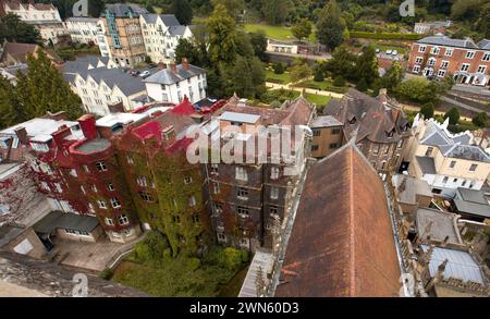 05/09/14 vue depuis Great Malvern Priory surplombant un superbe affichage de couleurs d'automne sur une crampon de virginie qui a grandi sur les murs et sur Banque D'Images