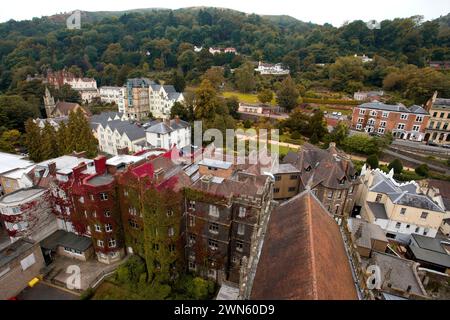 05/09/14 vue depuis Great Malvern Priory surplombant un superbe affichage de couleurs d'automne sur une crampon de virginie qui a grandi sur les murs et sur Banque D'Images