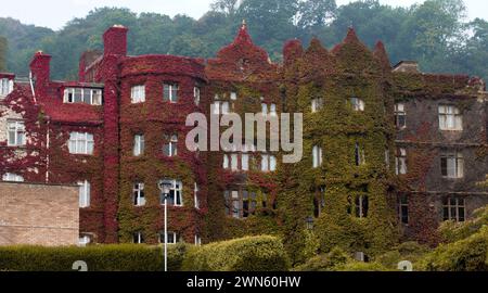 05/09/14 Une superbe exposition de couleurs d'automne sur une crampon de virginie a grandi sur les murs et sur le toit de l'Abbey Hotel Great Malvern, Worc Banque D'Images