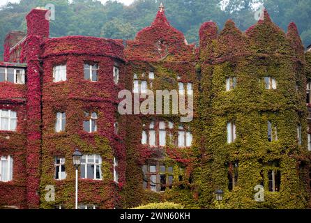 05/09/14 Une superbe exposition de couleurs d'automne sur une crampon de virginie a grandi sur les murs et sur le toit de l'Abbey Hotel Great Malvern, Worc Banque D'Images