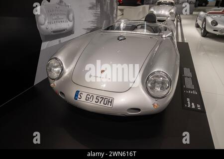 Rare argent Porsche 550 Spyder sur le musée exposé, évolution des voitures de sport, voitures classiques et véhicules vintage, âge d'or de la fabrication automobile montrer i Banque D'Images