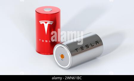 Deux batteries lithium-ion 4680 Tesla avec logo, un accumulateur haute capacité, cellules de tables, stockage d'énergie, production de véhicules électriques, High Tech aut Banque D'Images