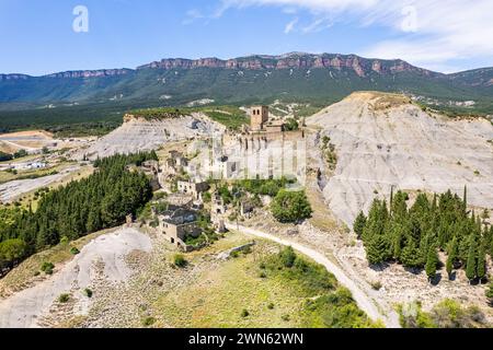 Vue aérienne des ruines du village de Escó par le réservoir de Yesa en Espagne, été 2023 Banque D'Images