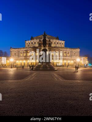 Dresde Altstadt Semperoper am Theaterplatz mit König Johann Denkmal am Abend. Dresde Sachsen Deutschland *** Dresde Old Town Semperoper sur Theaterplatz avec King John Monument dans la soirée Dresde Saxe Allemagne Banque D'Images