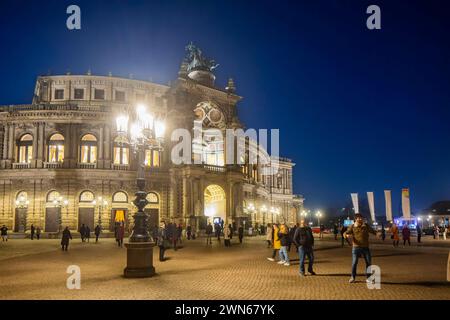 Dresde Altstadt Semperoper am Theaterplatz mit König Johann Denkmal am Abend. Dresde Sachsen Deutschland *** Dresde Old Town Semperoper sur Theaterplatz avec King John Monument dans la soirée Dresde Saxe Allemagne Banque D'Images