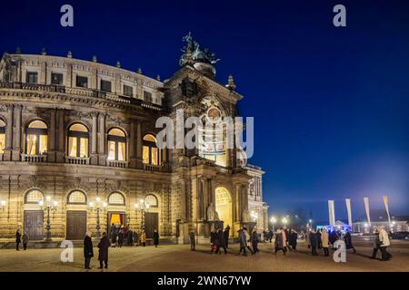 Dresde Altstadt Semperoper am Theaterplatz mit König Johann Denkmal am Abend. Dresde Sachsen Deutschland *** Dresde Old Town Semperoper sur Theaterplatz avec King John Monument dans la soirée Dresde Saxe Allemagne Banque D'Images